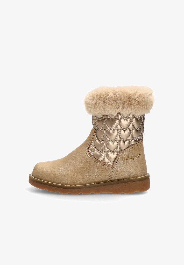 Botte d'hiver pour enfants de couleur bronze avec motif de cœur matelassé métallique, bordure en fausse fourrure et semelle en caoutchouc, vue de côté.
