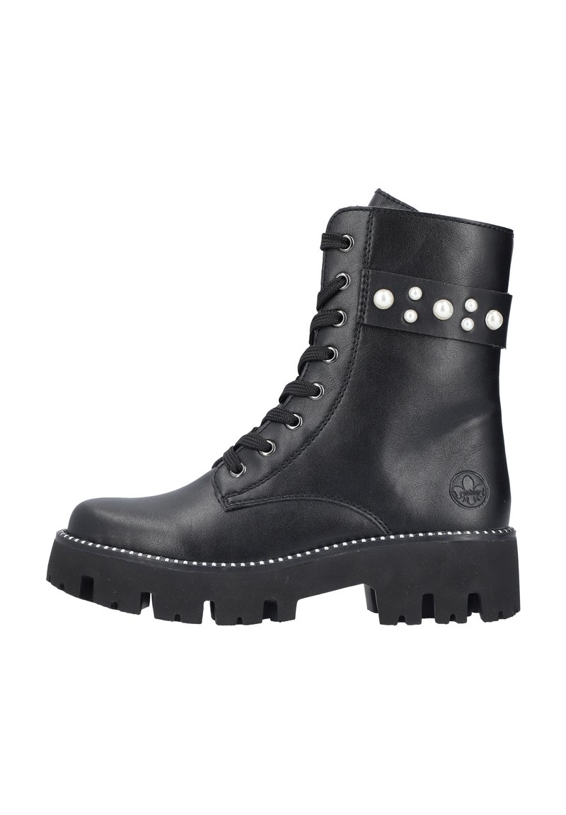 Bottes noires à la cheville en cuir synthétique, avec un bout rond, un laçage à l'avant, des accents de perles cloutées et une semelle robuste.
