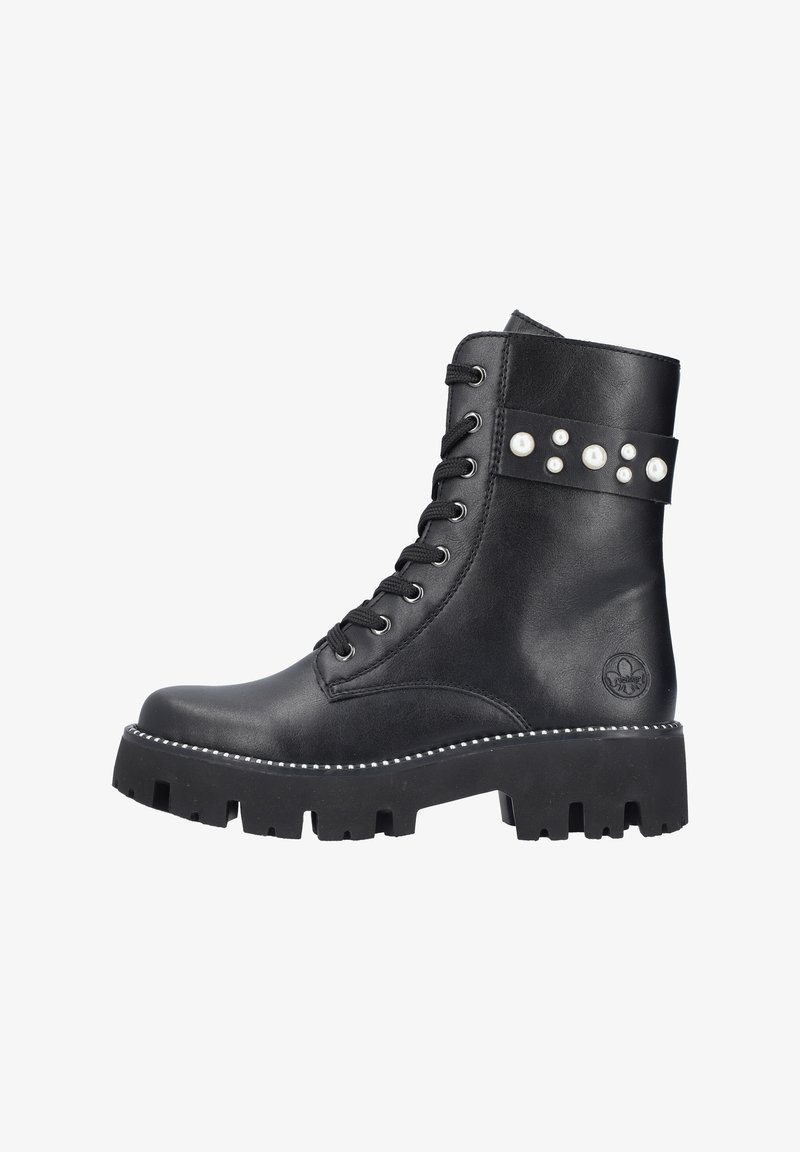 Botas de tobillo negras hechas de cuero sintético, con punta redonda, cordones en la parte delantera, acentos de perlas con tachuelas y una suela resistente.