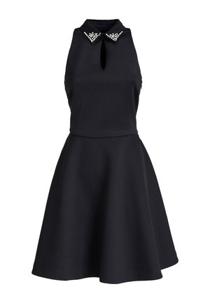 Robe noire avec un décolleté halter et une découpe en forme de trou de serrure, ornée d'un col en perles. Silhouette en A avec un tissu lisse et texturé.