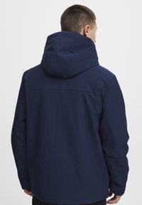 Marineblå vanntett jakke med hette, med en glatt tekstur, frontlommer og et enkelt, funksjonelt design.