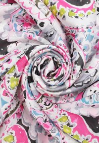 Tessuto floreale colorato, morbido misto poliestere, che presenta tonalità di rosa, grigio e verde, con una superficie liscia e motivi intricati.