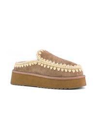 Scarpa slip-on in suede marrone con superficie texturizzata, cuciture decorative color crema e suola in gomma spessa per maggiore comfort e supporto.