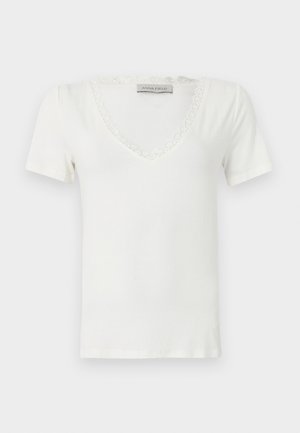 Top alb cu mâneci scurte și decolteu în V, cu dantelă la marginea gâtului, etichetat Anna Field, prezentat pe un fundal simplu.