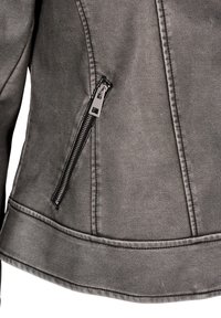 Giacca in finta pelle grigia con zip diagonale sul lato sinistro, superficie texture e dettagli cuciti all'orlo e nelle cuciture.