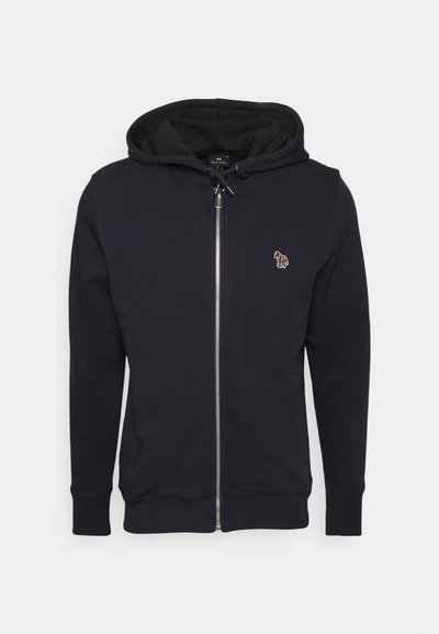 Svart zip-up hoodie i mjukt tyg, med dragsko i huva och en liten broderad design på bröstet. Ribbad mudd och nederkant.
