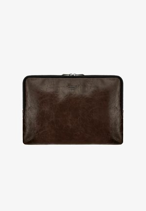 Donkerbruine, gestructureerde leren laptophouder met zwarte ritssluiting en zilveren dubbele ritssluitingtrekker, "CERRUTI 1881" geperst in het midden bovenaan.