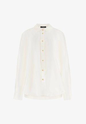 Weißes langärmliges Hemd mit Knöpfen in Gold und klassischem Kragen, präsentiert vor einem einfarbigen weißen Hintergrund.