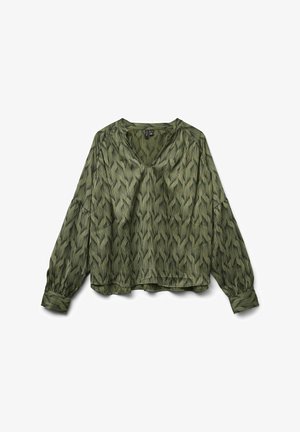 Roheline pluus, millel on tekstuuriga mustriline pind, V-kaelus, pikad varrukad mansettidega ja lõdva, lühikese lõikega. Valmistatud kergest kangast.