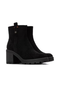 Botines de ante negro con tacón ancho, con acentos naranjas y un botón a presión. La suela tiene un acabado texturizado para mayor agarre.