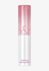 Klarer zylindrischer Behälter mit einem Farbverlauf in Pink als Deckel, weißem Boden und pinkem Text mit der Aufschrift "Glasting Melting Balm." Glatte, glänzende Oberfläche.