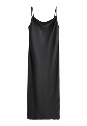 Sort ærmeløs satin slip kjole med tynde skulderstropper og løs kold skulder halsudskæring, vist hængende mod en hvid baggrund.