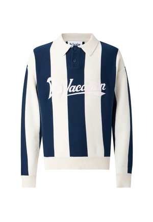 Pull polo en maille à manches longues, à rayures verticales bleu marine et crème, avec un col blanc, une patte de boutonnage à trois boutons, des poignets et un ourlet côtelés, et une inscription sur la poitrine.