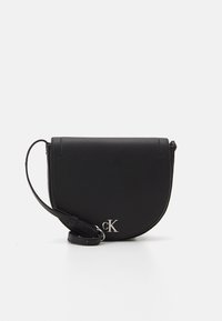 Borsa a tracolla in pelle nera con silhouette curva, dotata di chiusura a pattina e dettaglio logo in argento. Inclusa tracolla regolabile.