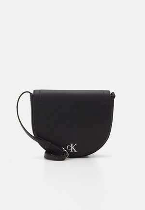 Borsa a tracolla in pelle nera con silhouette curva, dotata di chiusura a pattina e dettaglio logo in argento. Inclusa tracolla regolabile.