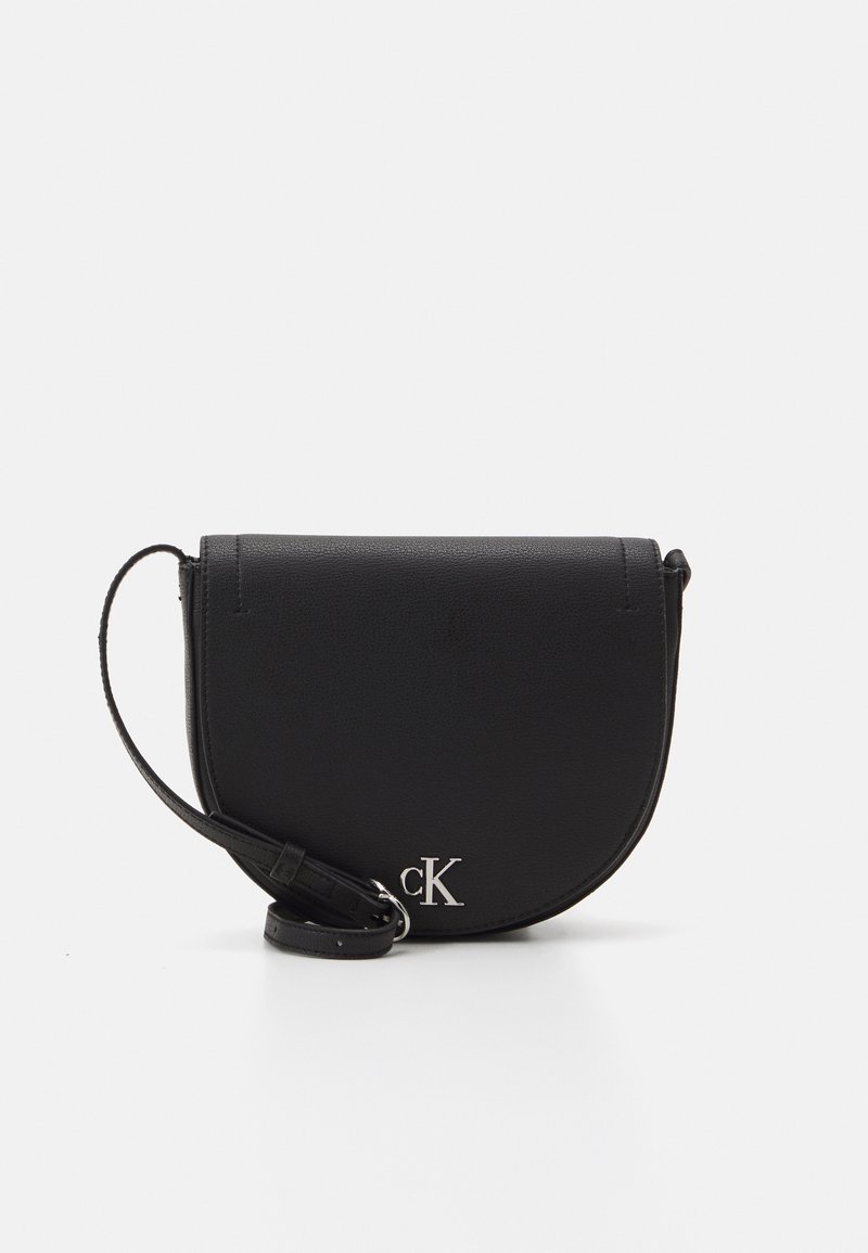 Borsa a tracolla in pelle nera con silhouette curva, dotata di chiusura a pattina e dettaglio logo in argento. Inclusa tracolla regolabile.