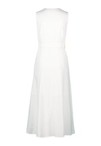 Robes maxi sans manches blanches avec un col rond, une taille cintrée et une jupe fluide, fabriquées dans un tissu lisse et au design minimal.