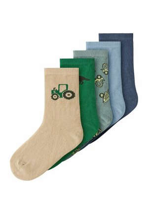 Cinq paires de chaussettes pliées dans des tons beige, vert et bleu, chacune avec des motifs différents sur le thème de la nature ou des véhicules.