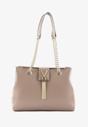 Sac à main en cuir marron texturé avec une bandoulière en chaîne, des finitions dorées, un accent en forme de V et une frange suspendue au fermoir avant.