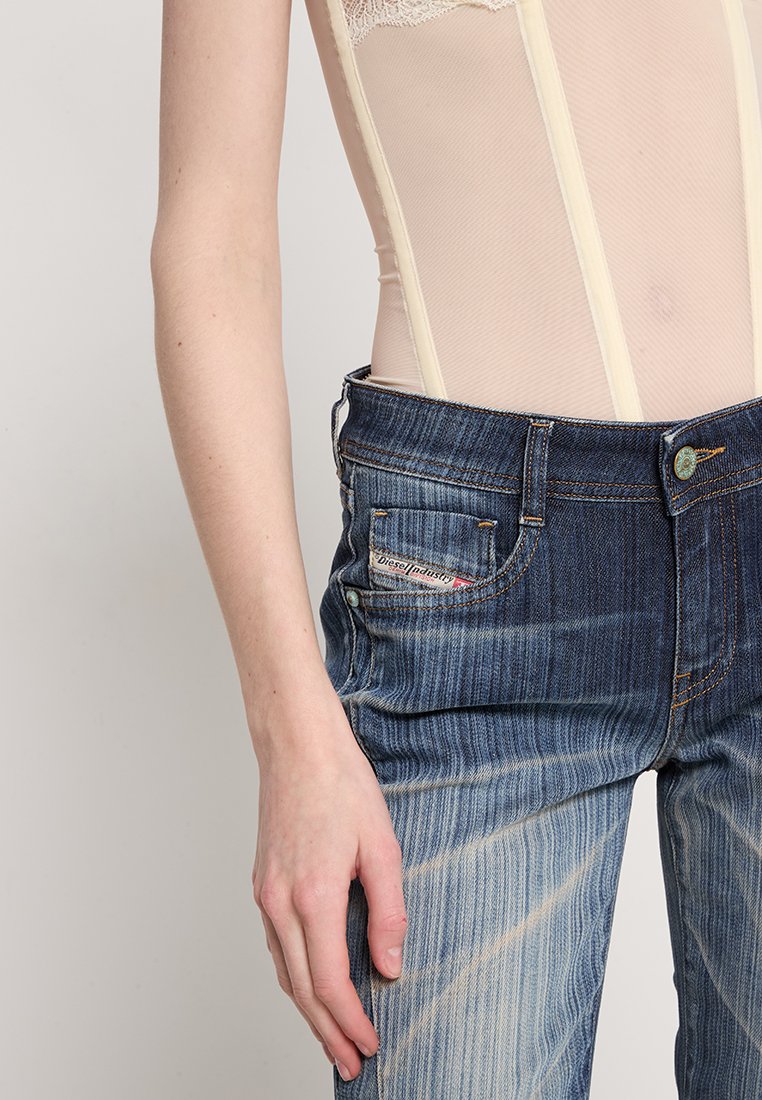 Blaue Jeans aus Denim mit einem sanften Verlauf, ausgestattet mit Steppdetails, einem kleinen Logostick und einem Knopfverschluss am Bund.