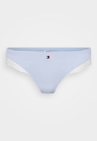 Lyseblå bomullsunderbukser med hvite blonder på siden, med en liten logo i rødt, hvitt og blått på venstre frontside.