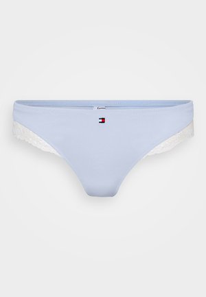 Boxer in cotone azzurro chiaro con dettagli in pizzo bianco sui lati, dotati di un piccolo logo rosso, bianco e blu sul lato anteriore sinistro.