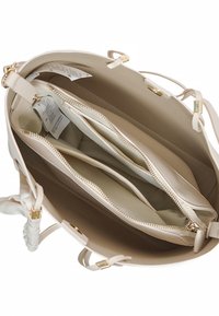 Borsetta in pelle beige con più scomparti. Presenta hardware dorato, tasche con zip e foderatura interna morbida. Cinghie attaccate.