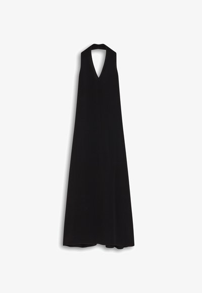 Lång svart halterneck-klänning med djup V-ringning. Tillverkad av mjukt tyg, har den en flödande silhuett och en knytning vid nacken.