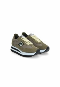 Groene suède en gaas sneakers met beige veters, een zwarte rubberen zool en een witte streep op de middenzool. Logo zichtbaar op de zijkant.