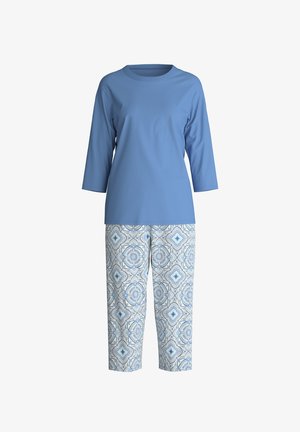 Haut en coton bleu clair à manches trois-quarts, associé à un pantalon court à motifs bleu et blanc avec des designs floraux.