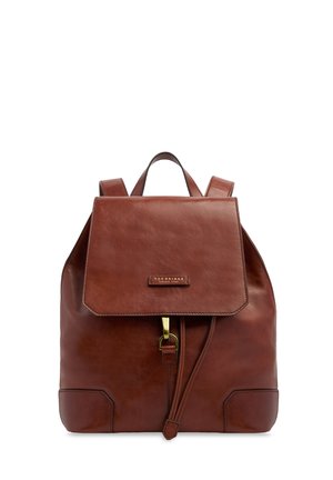 Zaino in pelle marrone con chiusura a patta e fibbia color oro, dotato di spallacci regolabili e manico superiore.