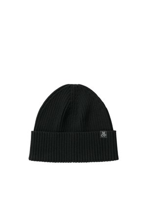 Schwarze gerippte Strickmütze mit umgeschlagenem Bündchen und kleinem rechteckigem Logopatch an der Seite.