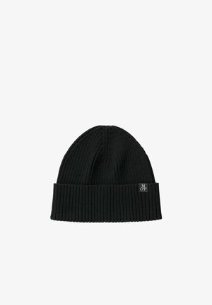 Schwarze gerippte Strickmütze mit umgeschlagenem Bündchen und kleinem rechteckigem Logopatch an der Seite.