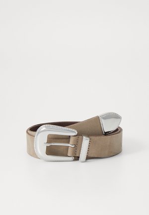 Ceinture en suède beige avec une boucle en métal argenté, présentant un bord texturé et un détail décoratif en triangle à l'extrémité.
