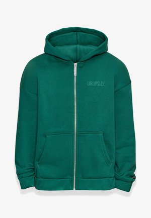 Grüne Zip-Hoodie aus weichem Stoff. Verfügt über eine Kapuze, zwei frontale Taschen und den Markennamen "DROPSIZE", der auf der Brust aufgedruckt ist.