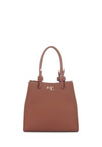 Sac tote en cuir marron avec surface texturée, deux poignées nouées et accent logo doré à l'avant. Il présente une forme structurée et rectangulaire.