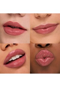 Quattro primi piani di labbra, che mostrano diverse tonalità di rosa. Le texture variano dal matte al lucido, con diverse forme e design delle labbra.