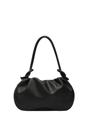 Sac d'épaule en cuir doux noir avec une seule poignée courbée et une forme rectangulaire arrondie plissée.