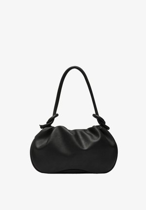 Sac d'épaule en cuir doux noir avec une seule poignée courbée et une forme rectangulaire arrondie plissée.
