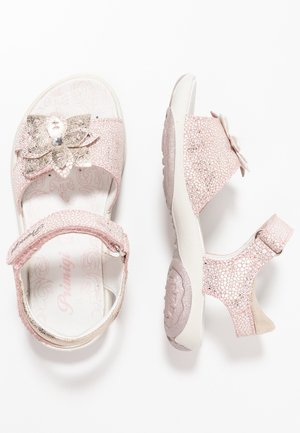 Rosa Sandalen mit glitzernder Oberfläche, Blumendetail an den Riemen, verstellbaren Schnallen und Gummisohlen für besseren Halt. Die Innensohle ist mit einem Muster versehen.