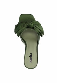 Sandale glissante en satin vert avec un nœud noué à l'avant, bout carré et semelle intérieure lisse affichant un logo de marque.