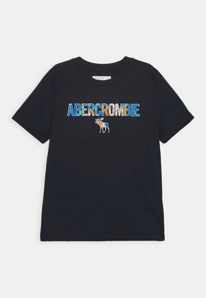 Sort T-shirt med korte ærmer med flerfarvet "ABERCROMBIE" tekst og en lille elg-grafik under teksten på midten foran.