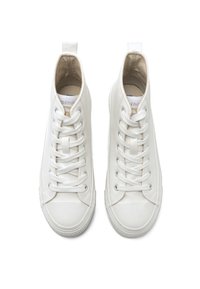 Zapatillas deportivas altas blancas, hechas de material sintético suave, con suela de goma texturizada, cordones y una lengüeta para facilitar su uso.