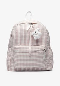 Sac à dos rayé rose et blanc en tissu texturé, avec une poche avant zippée, une fermeture par cordon de serrage et un porte-clés en forme d'ours en peluche.