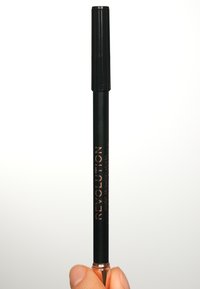 Svart eyelinerpenn med matt finish, guldtext som säger "REVOLUTION" och ett svart lock. Basen har en glansig guldaccent.