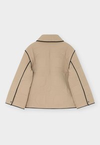 Μπεζ καπιτονέ μπουφάν με γεωμετρικό μοτίβο, με μαύρο τελείωμα κατά μήκος των ραφών και κλασικό γιακά. Εμφανίζεται η πίσω όψη.