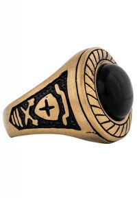 Anello in tonalità dorata con una pietra nera rotonda al centro. Incisioni dettagliate e accenti neri a contrasto decorano la fascia.