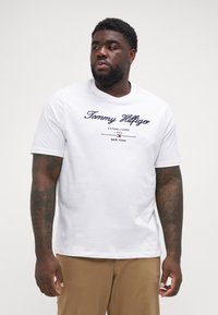 Tommy Hilfiger SCRIPT LOGO TEE - T-shirts print - white
