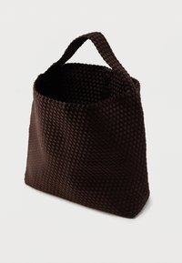 Καφέ πλεκτή τσάντα ώμου με υφή, ανοιχτό επάνω μέρος και ανθεκτική λαβή. Διαθέτει διαμορφωμένο σχήμα με λείο εσωτερικό.