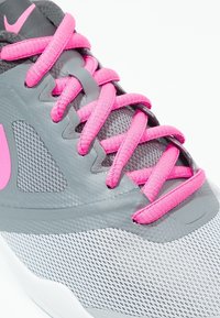 Šedá sportovní bota s texturovanou síťovinou a hladkými syntetickými materiály. Jasně růžové šněrování a akcenty kontrastují se šedým designem.